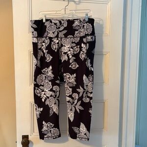 Old Navy High Waist Elevate Powersoft Black and White Floral Cropped Leggings